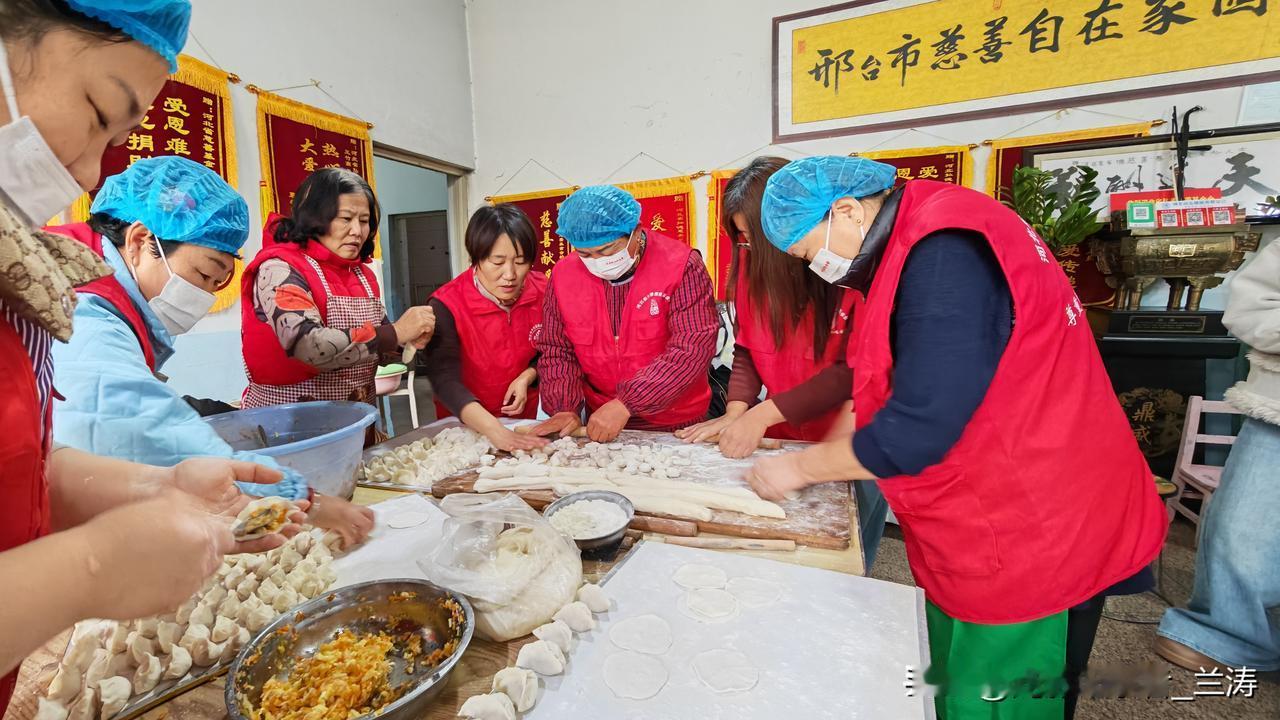 冬至暖情：12月20日，冬至将至，弘德慈善基金长者食堂热闹非凡。食堂精心筹备，宴