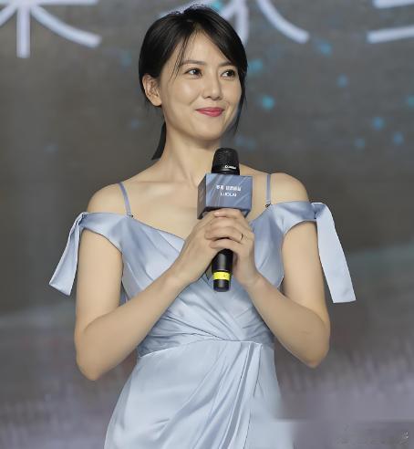 1996 年，17 岁的女高中生高圆圆，和同学去王府井外文书店买书，刚走出书店，