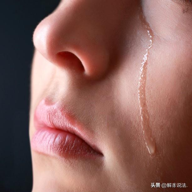 广东茂名，一未成年女孩，被4名年轻男子花言巧语诱骗到荒郊野外后，其中2人强行按住