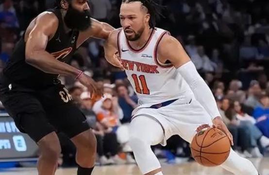 NBA常规赛，76人对阵骑士的比赛中，出现了非常奇葩的一幕。在第一节打了八分钟之