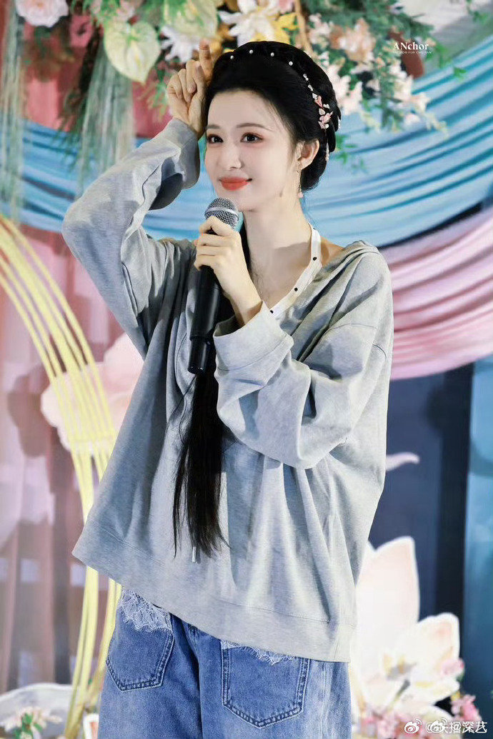 王楚然杀青饭撒王楚然明月录杀青饭撒 王楚然杀青饭撒，如此美萌啊 