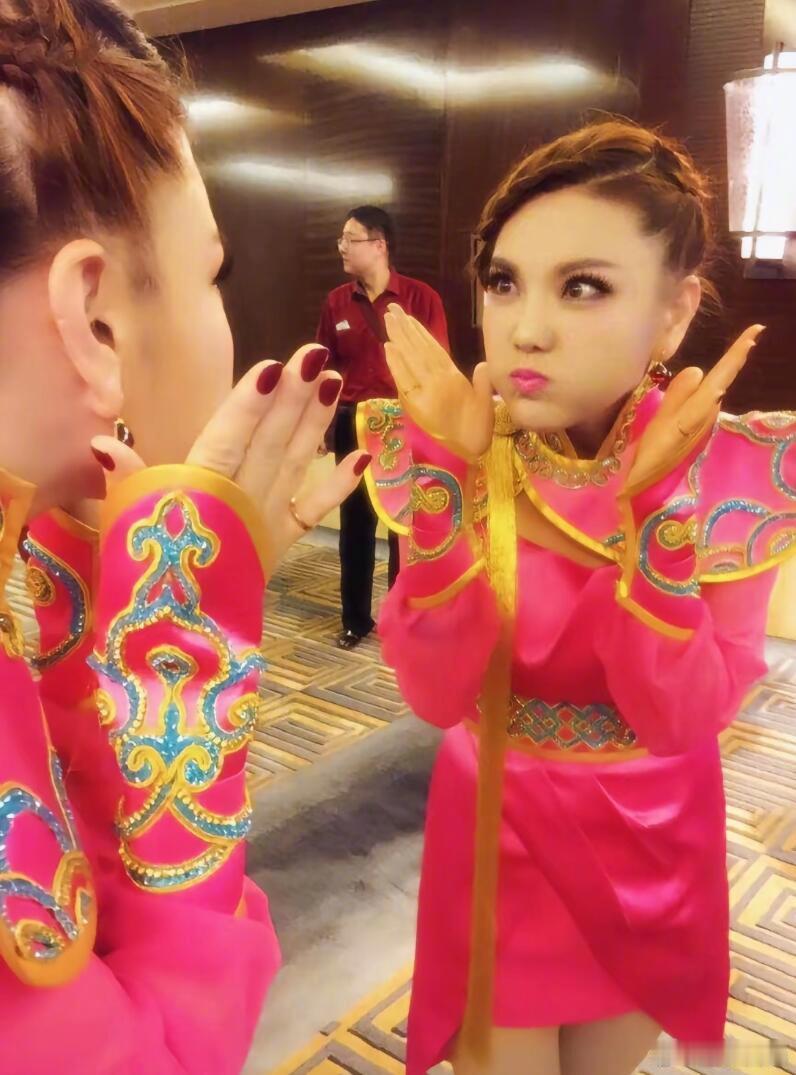 乌兰图雅早期也是个冷脸萌来着