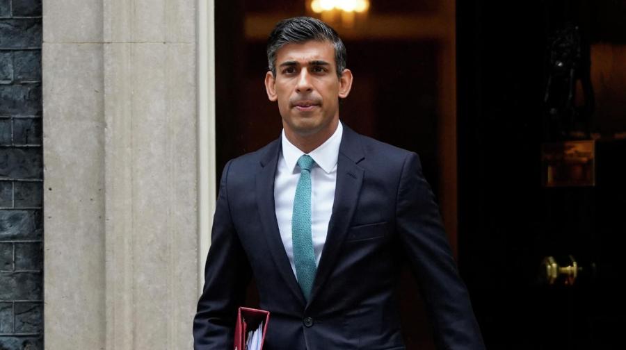 英国前首相苏纳克只用了两句话就把印度给说破防了！第一句，中国在经济、军事和技术三