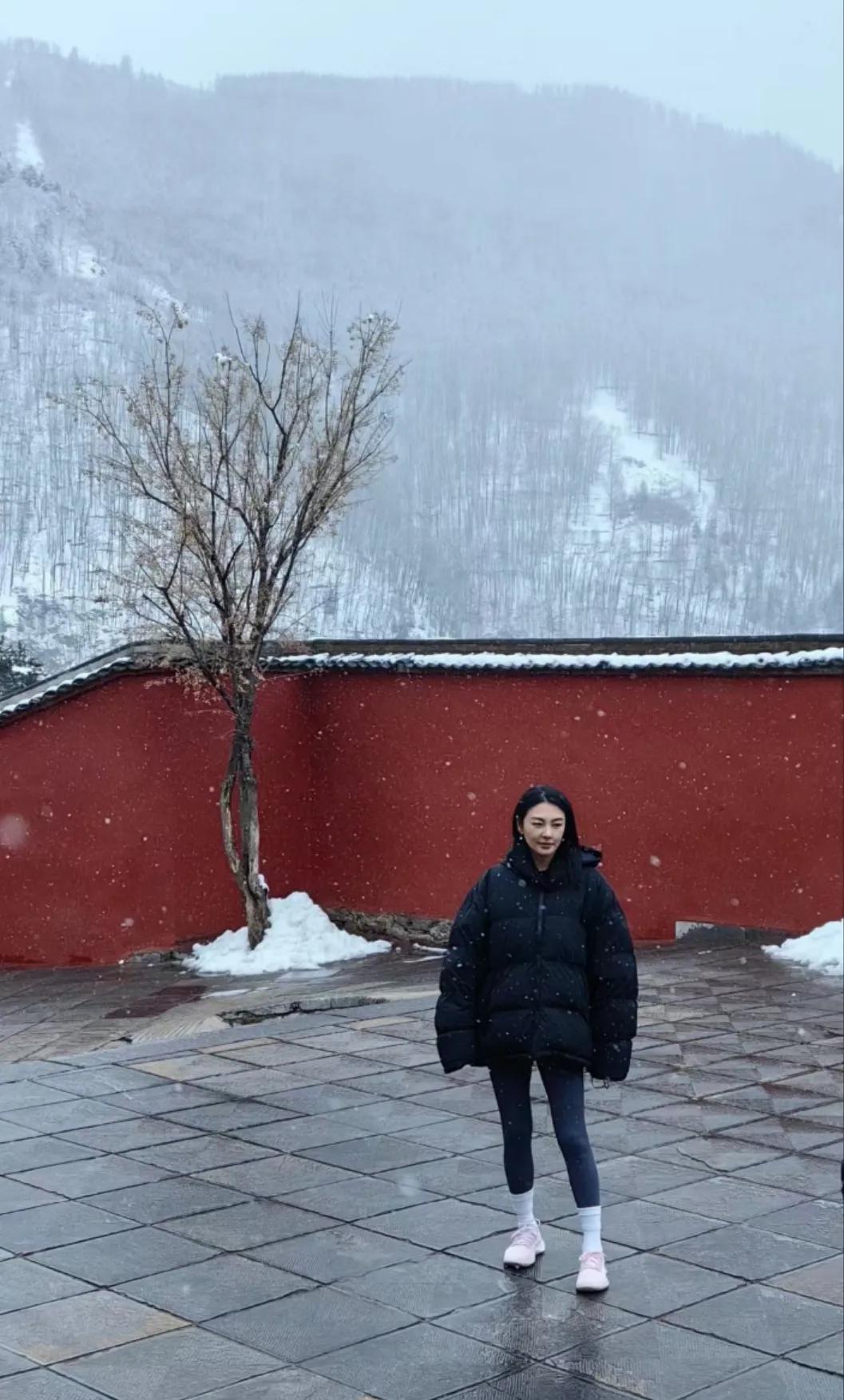 五台山偶遇张雨绮，张雨绮本人好漂亮啊！很有气场的女明星，不管是演戏还是走红毯还是