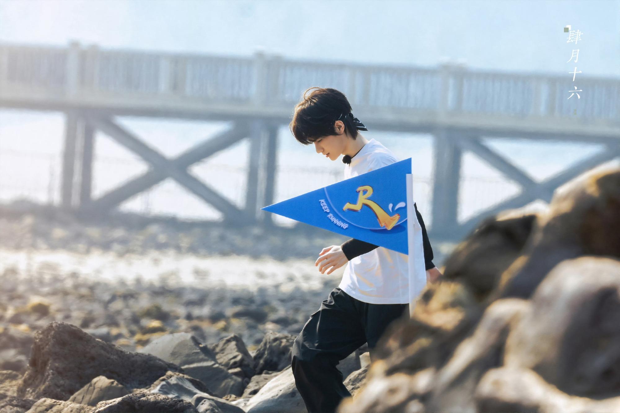 张真源是时代少年团在跑男的人脉奔跑吧 有张真源在奔跑吧真的太安心，作为队内先行者