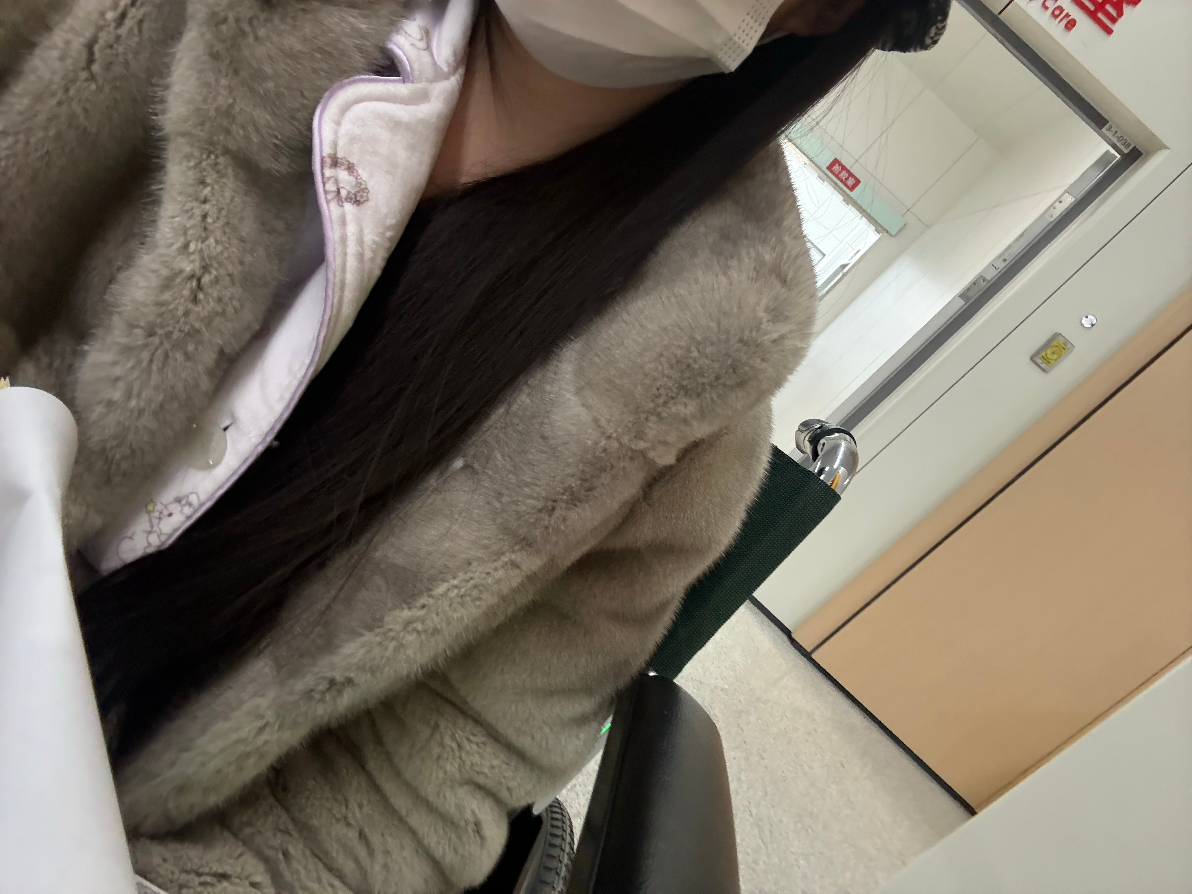 谁能懂 外面下着雨 然后我自己到医院急诊 头一次坐上了轮椅  护士看我可怜兮兮的