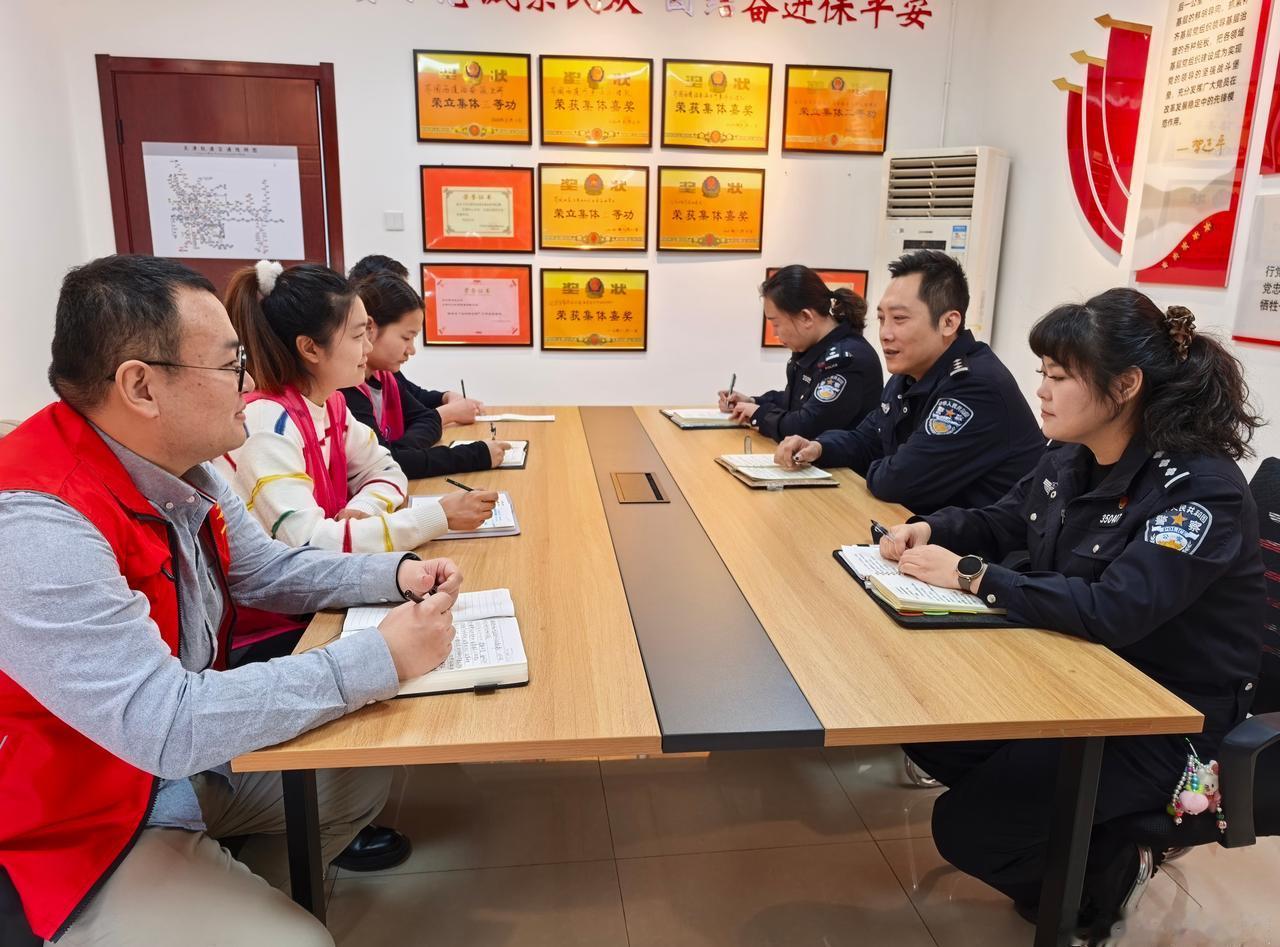 为进一步凝聚警心，鼓舞士气，在第六个中国人民警察节到来之际，这园西道所开展系列活