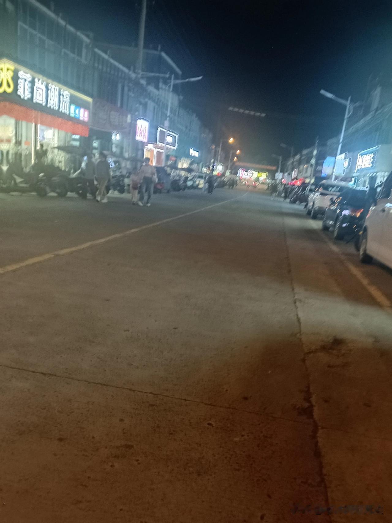 好好享受夜晚的风景。没事多出门，晚上真是凉快[呲牙][呲牙]