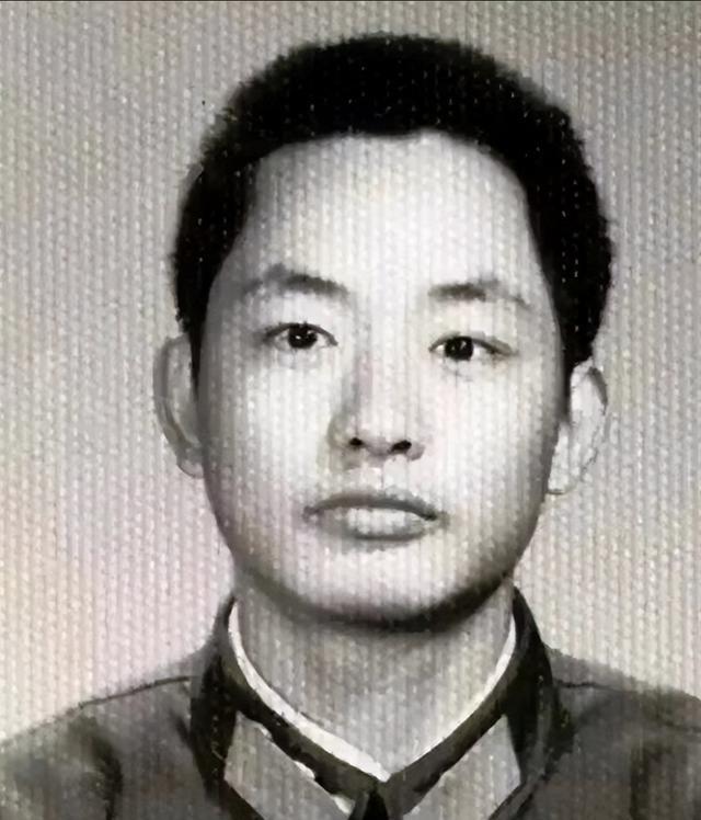1984年，我军的一名排长在山中巡逻，突然遇到三名解放军战士向他走来，并向他打招