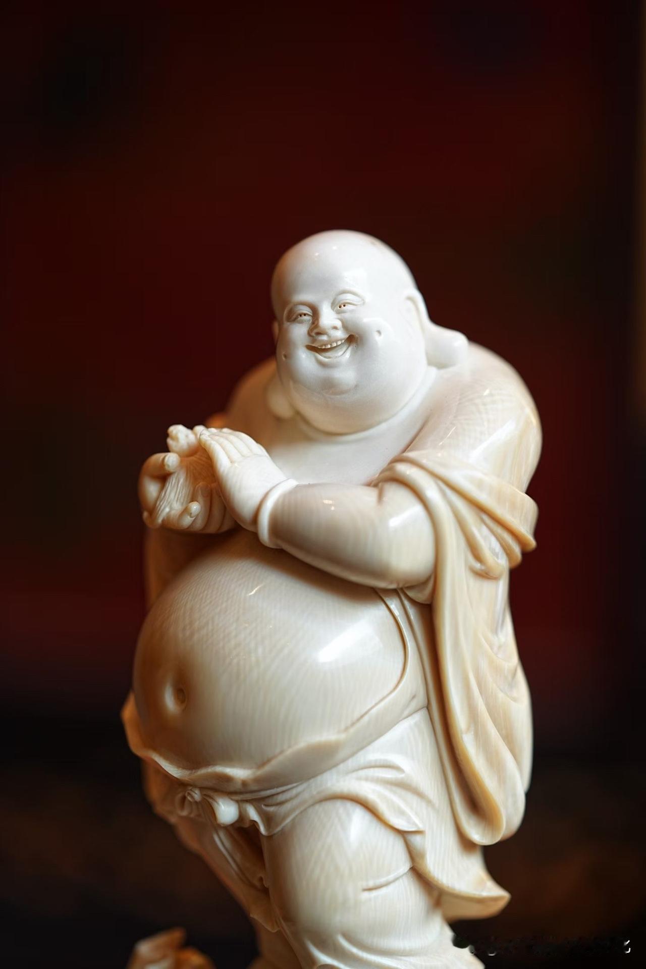 万载冰封的温润，化作掌心一笑的欢喜。

这尊猛犸弥勒，藏着中式最直白的美好期许。