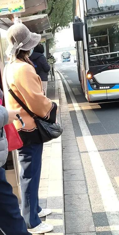 都说大妈装，大妈装，大妈的年纪，到底要穿什么样的衣服呢？看了路人的大妈装，还是比