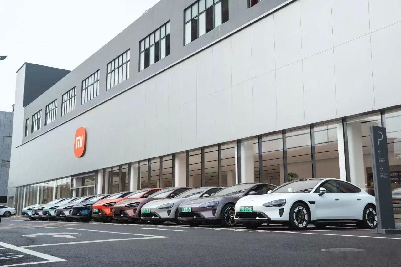 近日，约6000㎡ 的小米汽车深圳光明汽车城，销售服务中心盛大开业