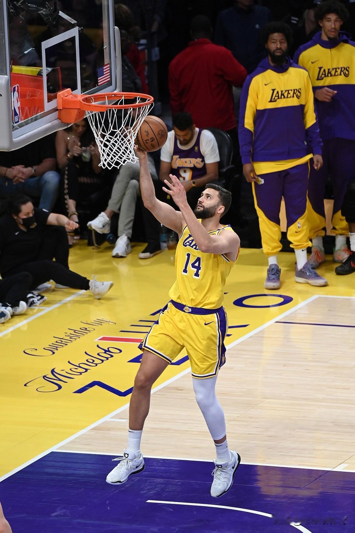 克莱伯又受伤，湖人球迷不知道是该喜还是忧？
今天是湖人对阵勇士的揭幕战，而湖人球