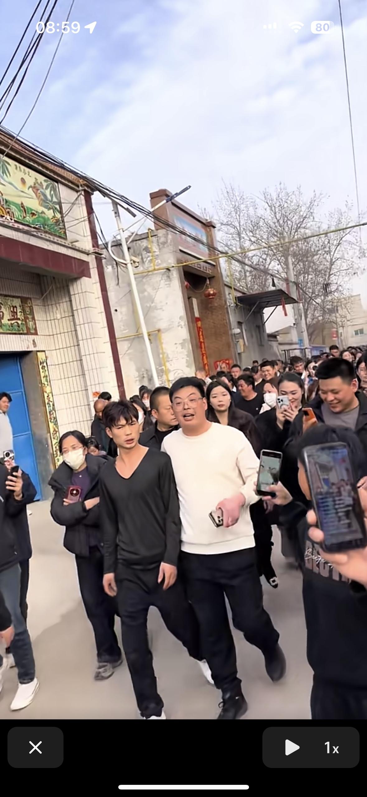 两位老实大哥出名了，不是自愿的，被逼无奈的
说句实话，这年头出轨很正常，过不下去