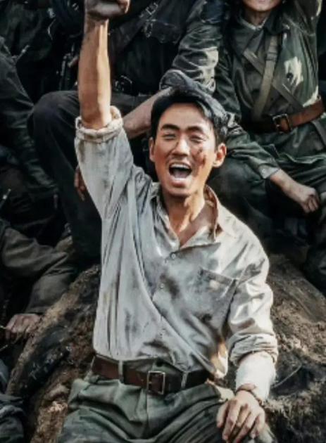 最近这国庆档的电影，真是热闹得不行啊！可别小看了，今年 military 主题的
