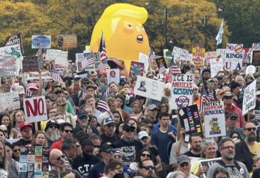 特朗普在国内遭重创。
 
美国多个城市今天（美国时间3月28日）再有反对美国总统