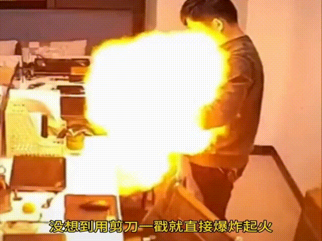 近日湖南长沙一男子，嫌氢气球占地方，垃圾桶装不下，于是他就用剪刀戳破了氢气球，没