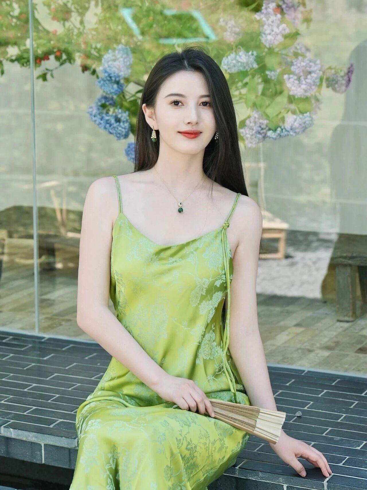 什么样的穿搭可以成为气质女神?
你这身装扮简直是人间仙子下凡！那一袭翠绿色吊带长