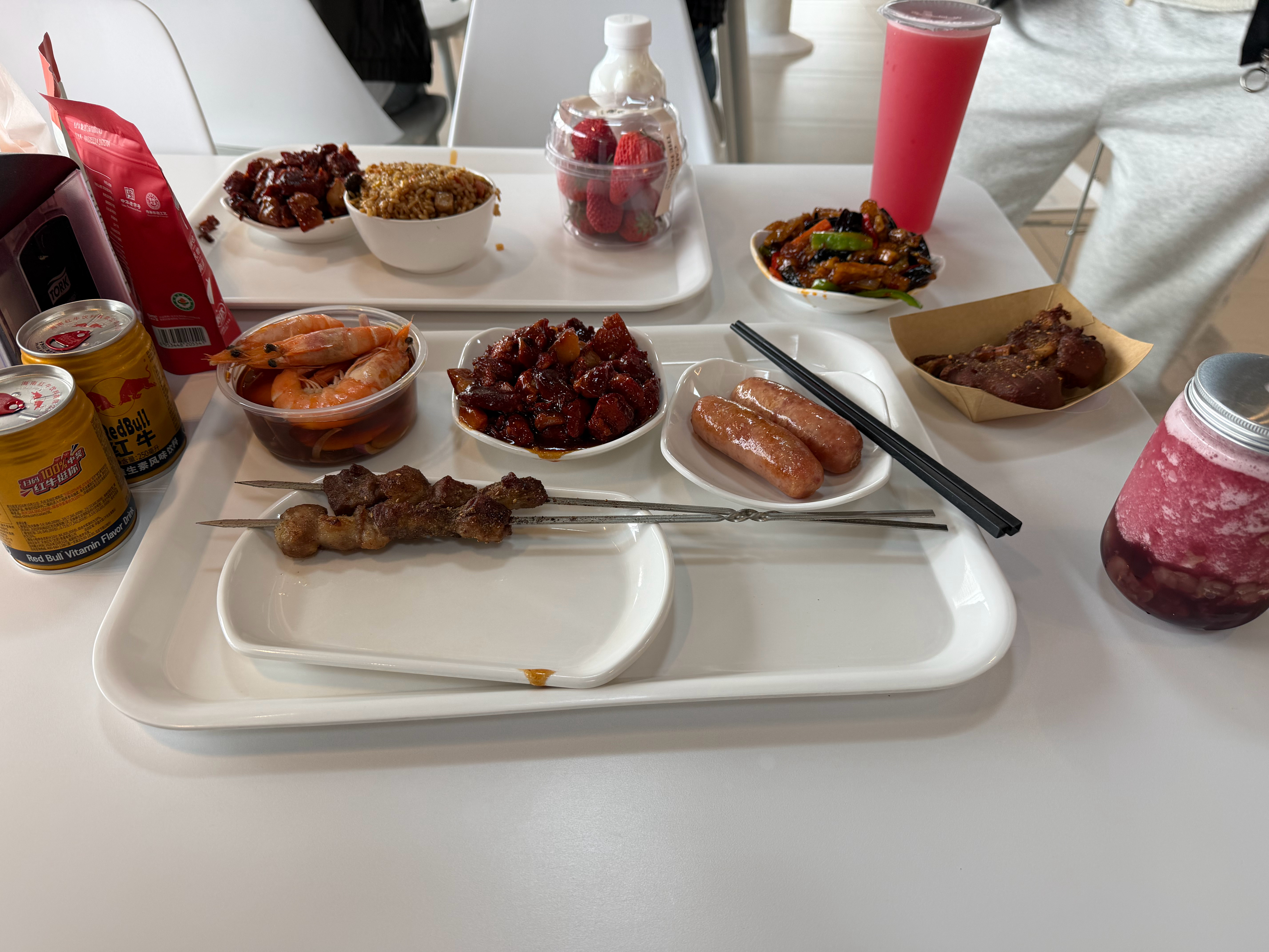 我餐盘里这些，加一个多肉葡萄，两包7-8元的山楂小零食。这些一共120阿那亚食堂