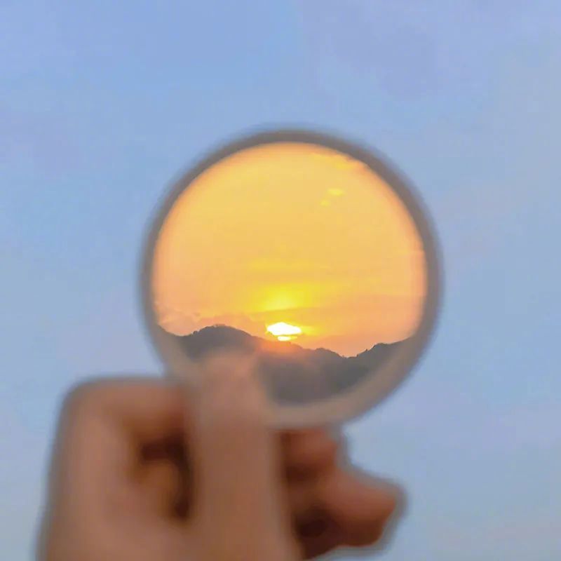 以前年轻，没钱，但很快乐，现在就更厉害了，不但没钱，还把快乐丢了，更可恨的是，青