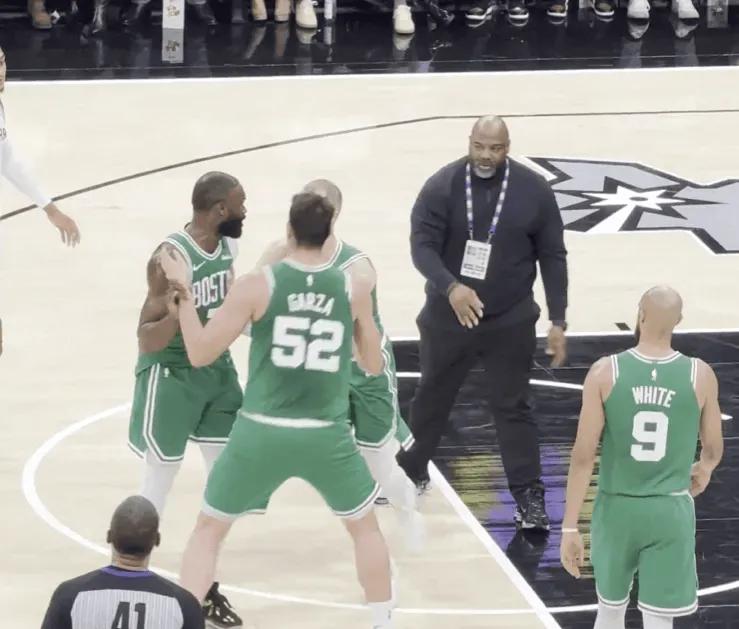 杰伦布朗喷裁判前：场均6.9次罚球
杰伦布朗喷裁判后：场均11.6次罚球

3月