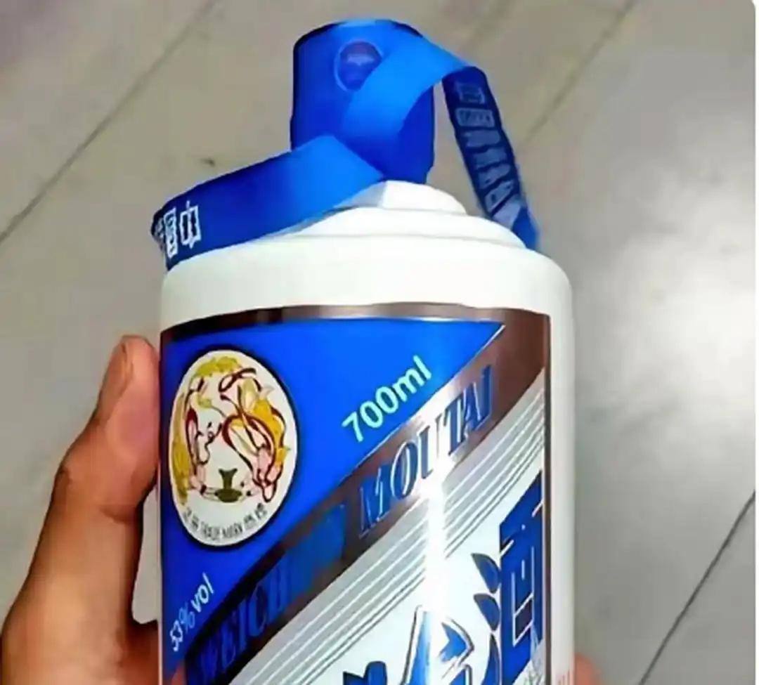 饭局上有人拿出一瓶蓝茅台，全场瞬间安静。为啥？不是因为它贵，而是没人敢喝。这酒2