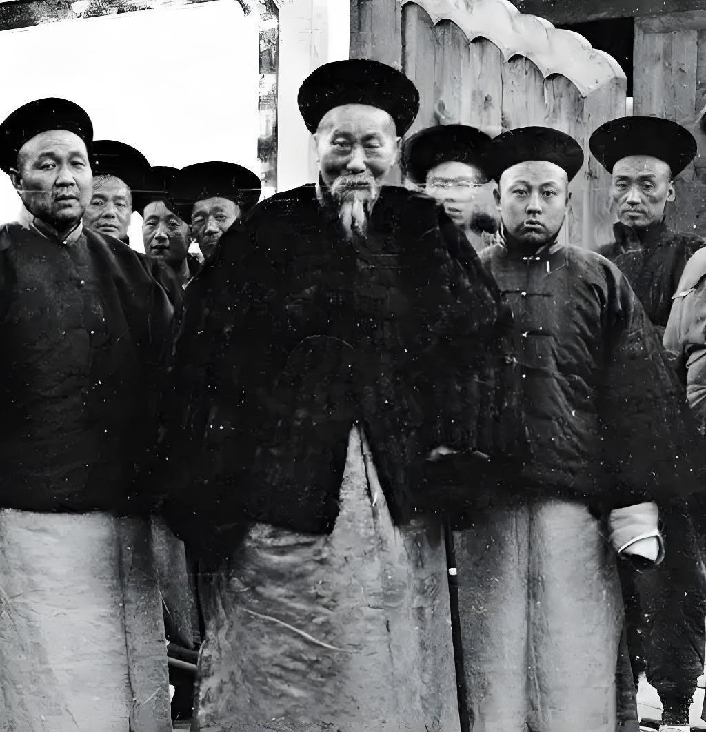 慈禧此生最屈辱时刻：坐拥龙椅，却要看臣子脸色活命
 
明明还端坐在龙椅之上，手握