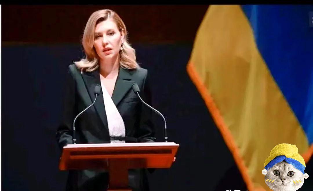 俄罗斯大使馆在韩国干了件猛事。
直接在首尔街头，自家大使馆外墙上，挂出了一面巨幅