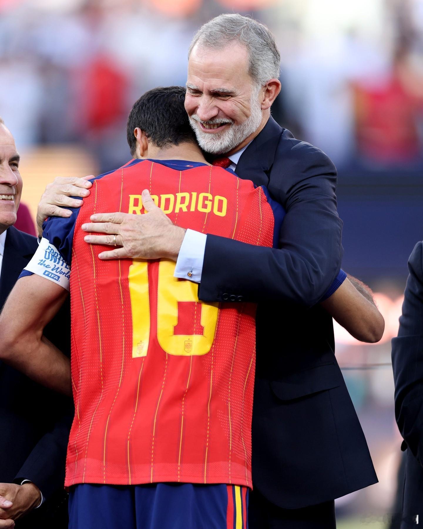 西班牙王室 🇪🇸费利佩国王：啊我的宝子们，你们辛苦啦，让我抱抱~世界各国王室
