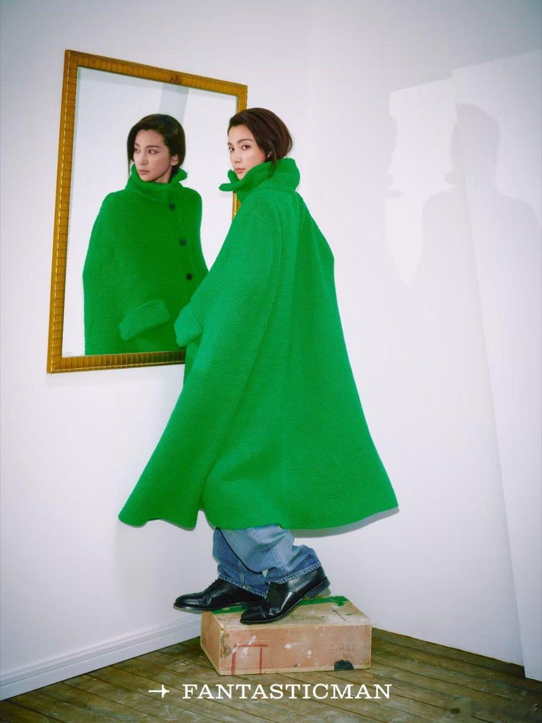 李冰冰丝绒领结系着春日序曲，祖母绿毛衣绽开慵懒。镜面映出双重锋芒，一帧一帧皆是态