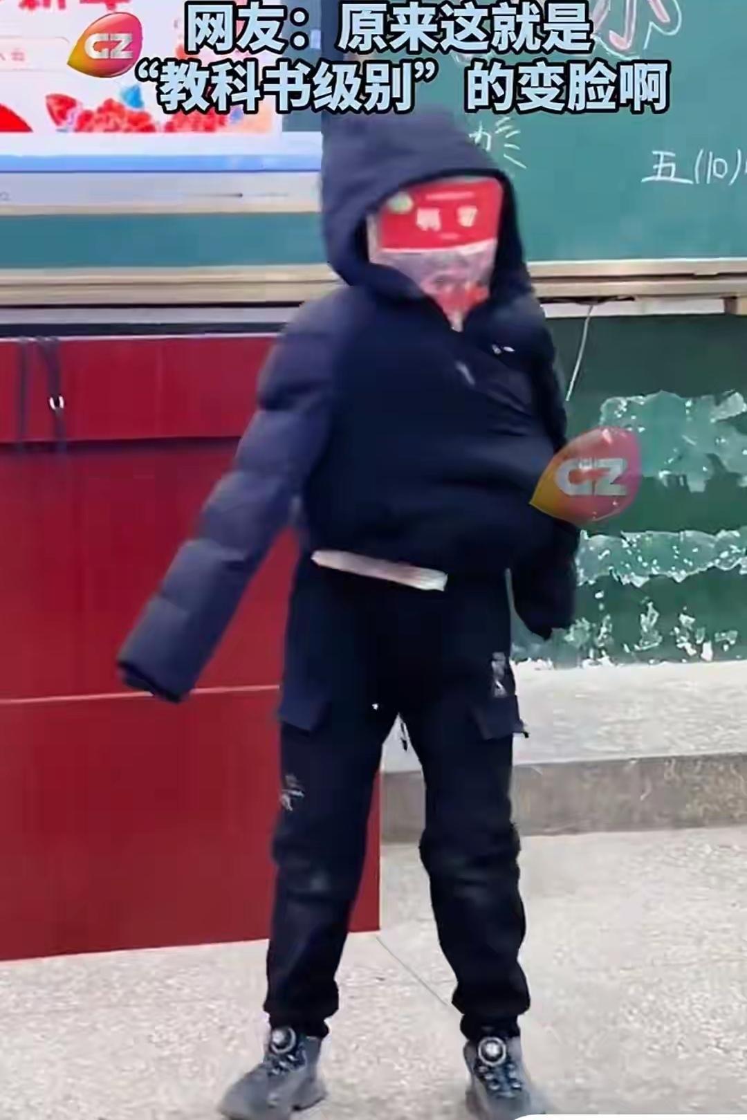 元旦晚会的宝藏名场面来了！一名男生仅凭几本课本，硬生生演了一出超惊艳的“变脸”，