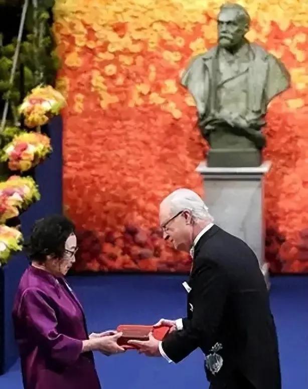 中美关税战还没打完，可院士战我们输了，输得还有点惨。4月30日，屠呦呦当选美国科