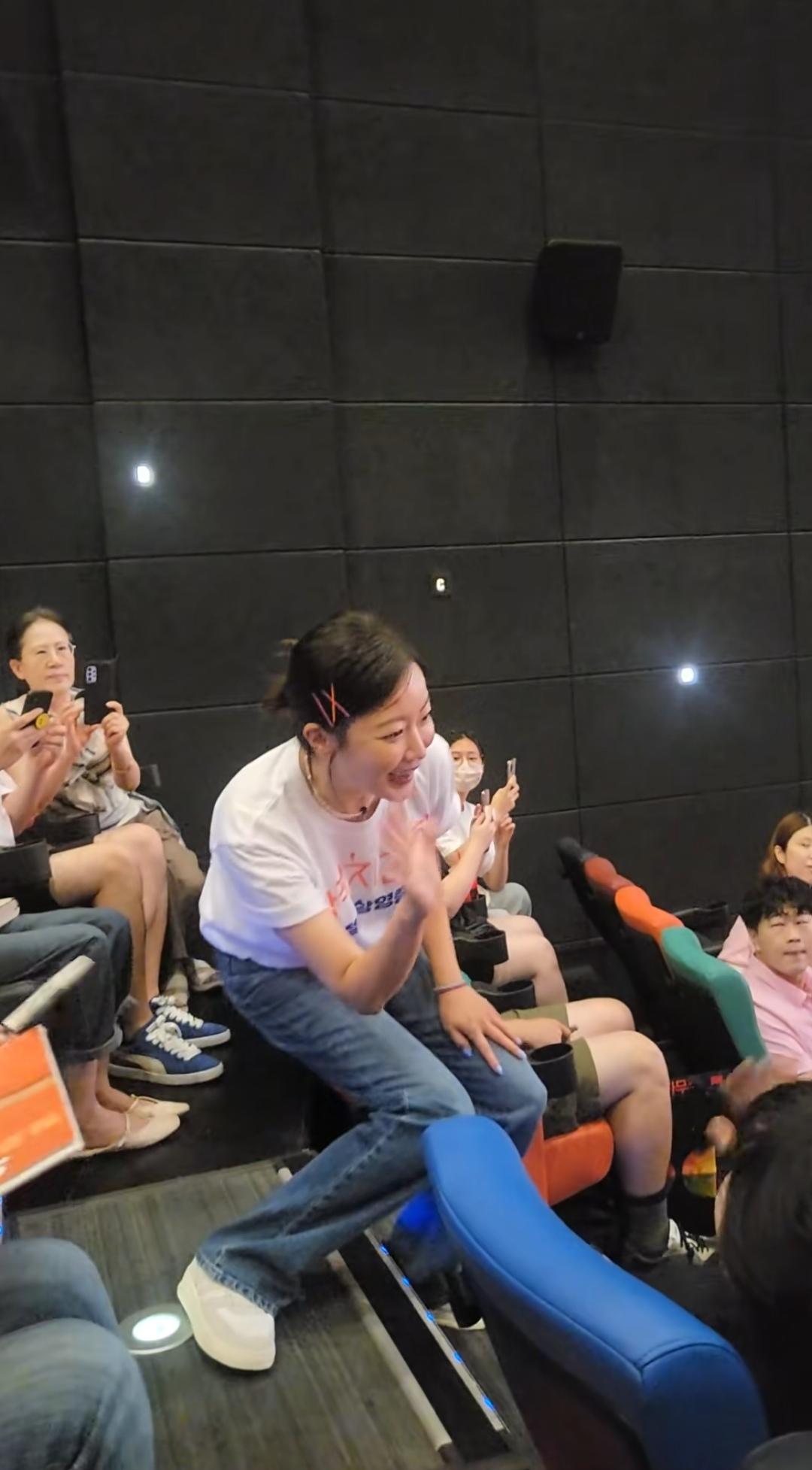 11月10日，有粉丝看到金喜善了，金喜善来参加活动了。

金喜善穿着白色短袖、牛