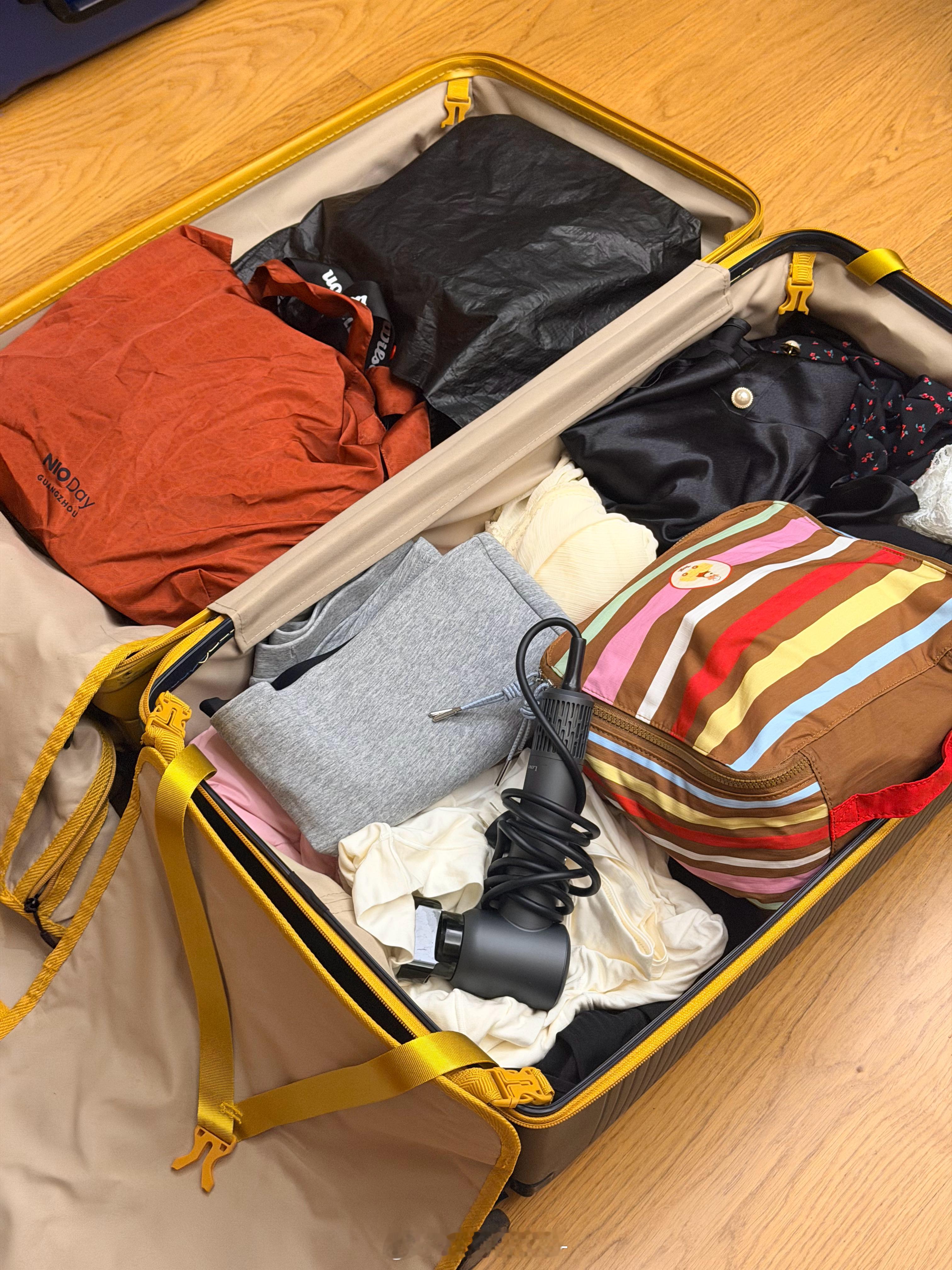 收拾巨大的箱子，准备开启10天的出差之旅 