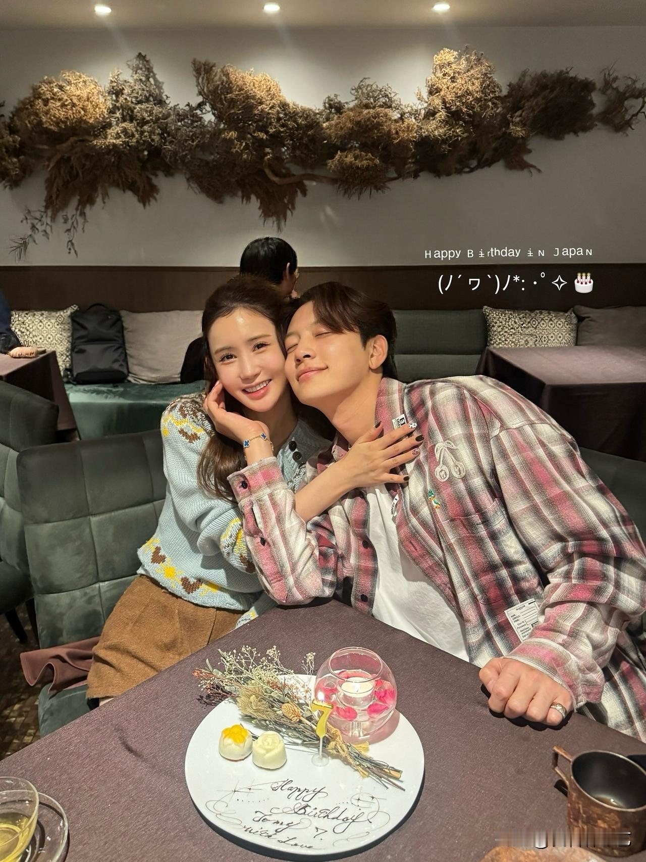 9日，演员李多海在自己的Instagram上传了多张照片，并配文“Se7en生日