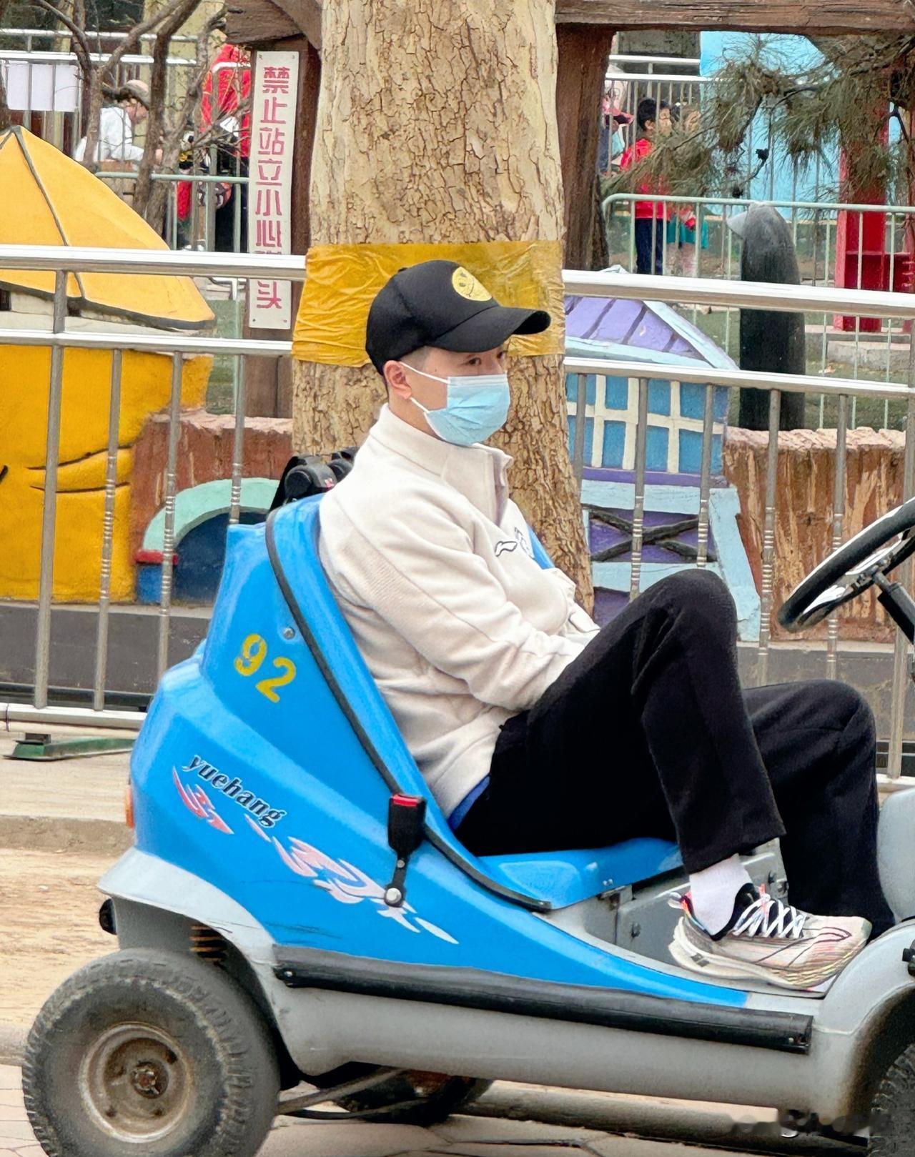 和家人一起，幸福的马龙
龙队休假又陪二宝出来玩了，而且是全家出动，爸爸妈妈，老婆