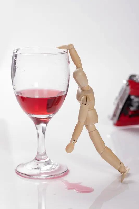 18岁小伙与舅舅、叔叔聚餐，醉酒后被送酒店休息，之后坠亡，其家属起诉舅舅、叔叔及