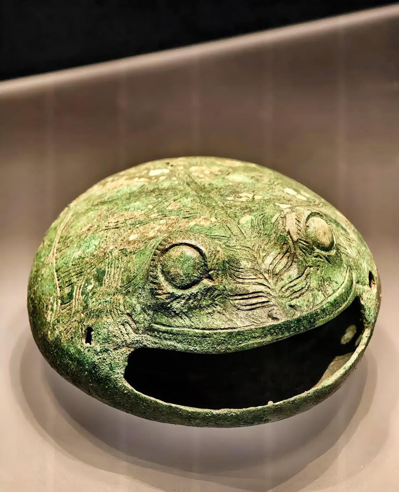 谁懂啊！这老物件我瞅着直懵
家人们谁懂啊！我翻出个老物件，瞅着怪稀奇的——不是锅