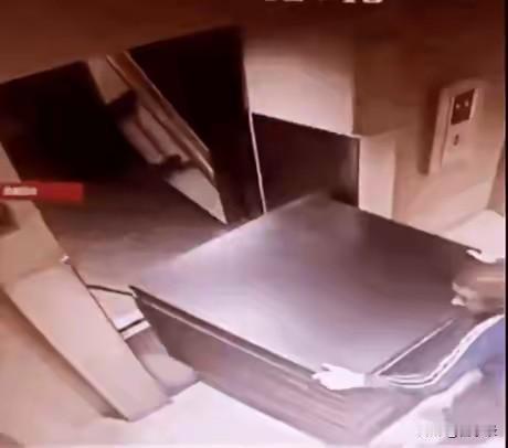 电梯出现故障时，一定要喊专业救援，而不是自己胡乱操作，切记