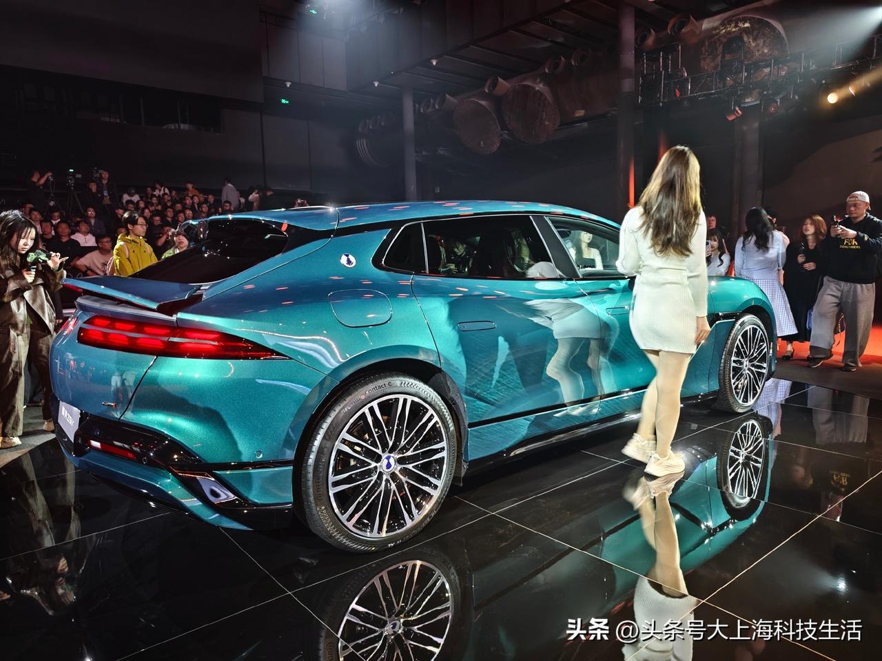 直接请来了007丹尼尔·克雷格当全球代言人，詹姆斯邦德御用座驾。

这两天正好试