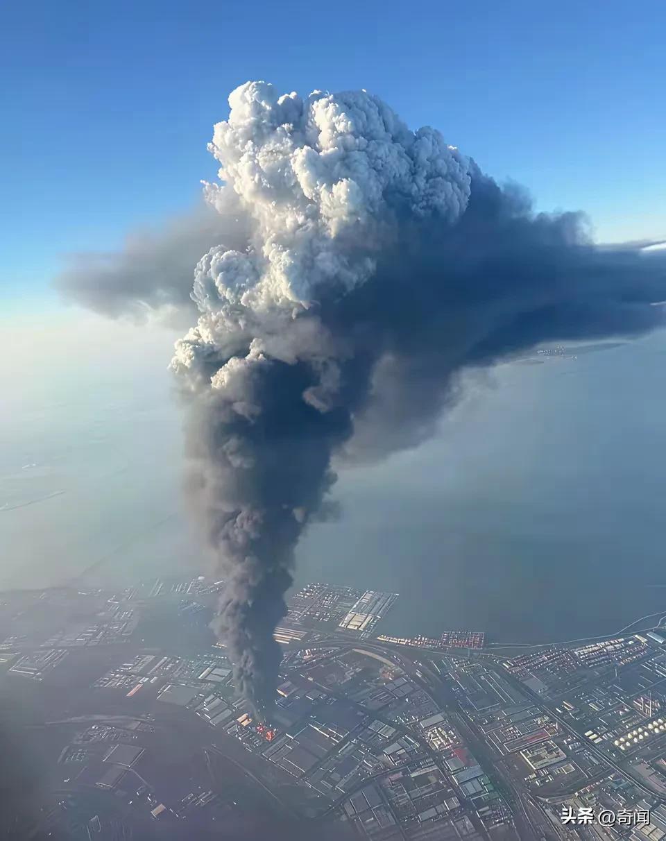 青岛一橡胶纸浆仓库起火，浓烟高达几公里！火灾被发现是在8月2日下午17点左右，在