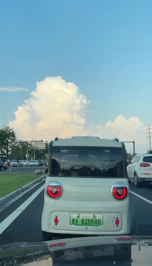 这老头乐，谁给的勇气跑到机动车道上来的！ ​​​