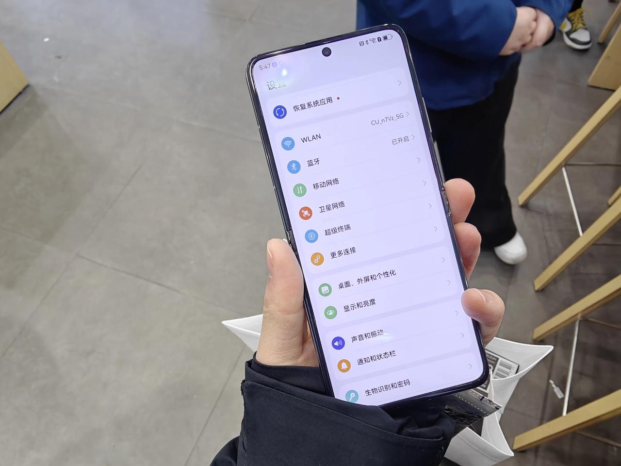 线下体验了一下华为Pocket2，这个折痕是真的浅到忽略不计，差不多可以当做平板