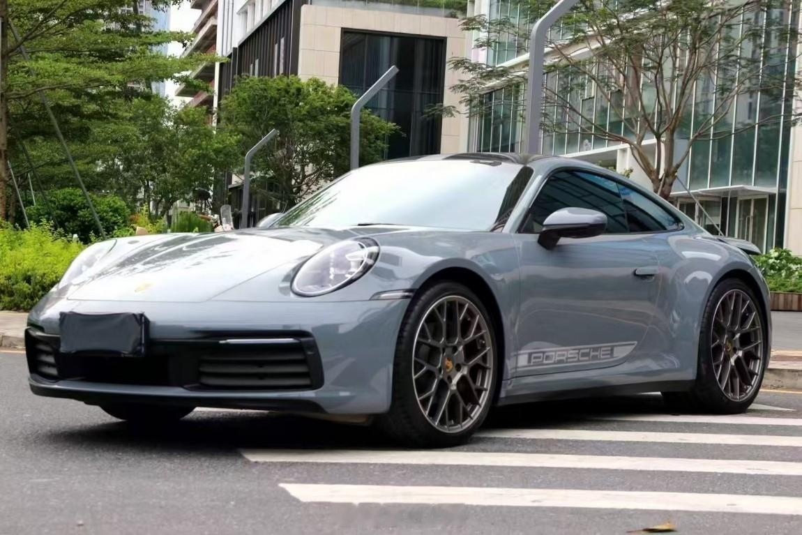 配置还不错的一台保时捷 911 Carrera 2023年06月份上牌，目前仪表