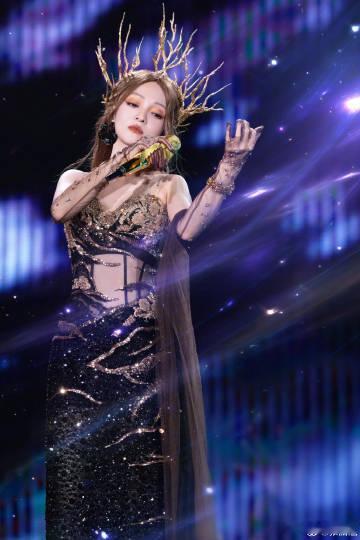 张韶涵凌空拉小提琴4连拍 咱得好好夸夸张韶涵！觅光演唱会里凌空拉小提琴，与嘘嘘的