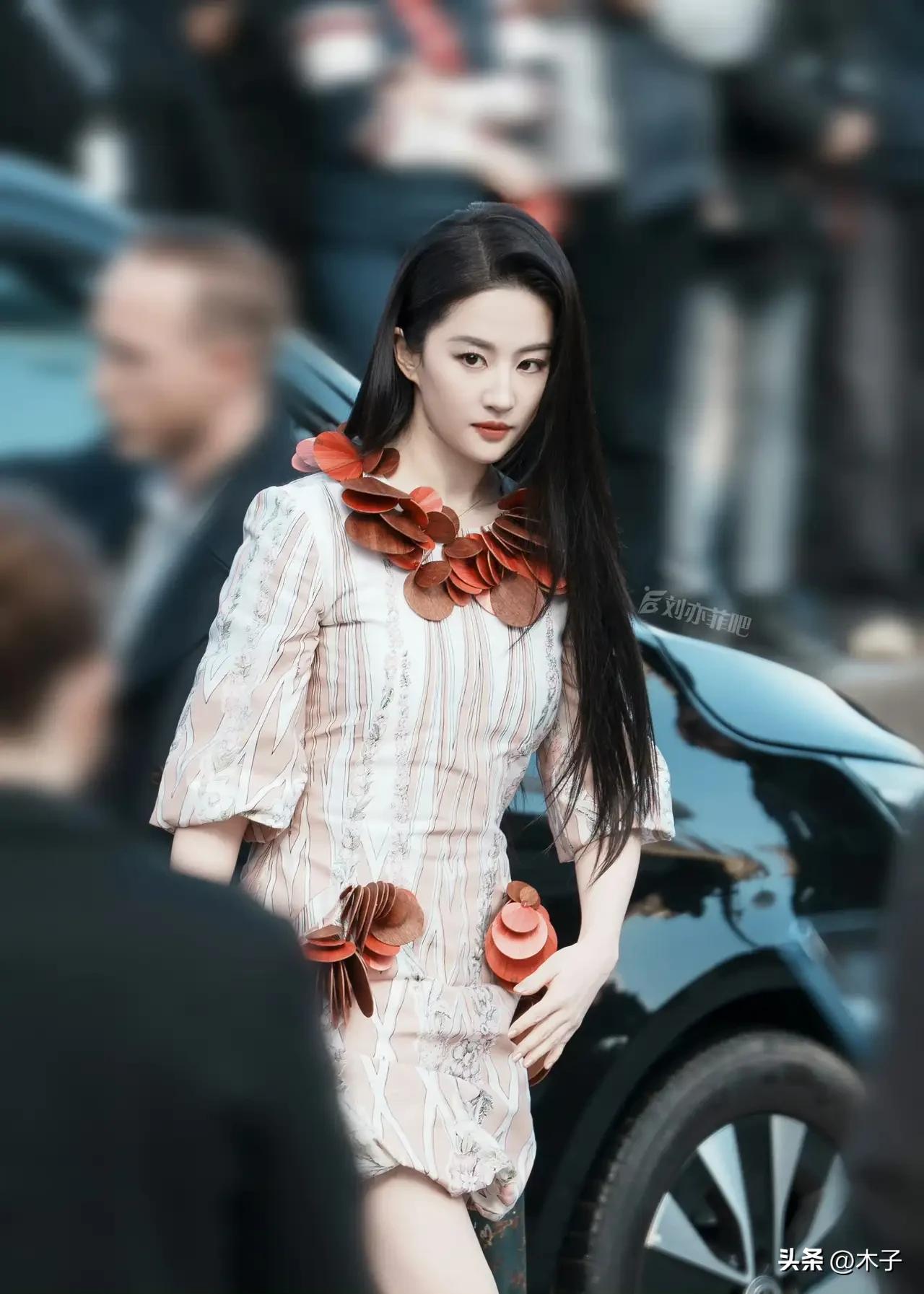 真的服了刘亦菲！巴黎时装周那么多明星铆足劲抢镜头，她一出场，所有人瞬间都成了陪衬