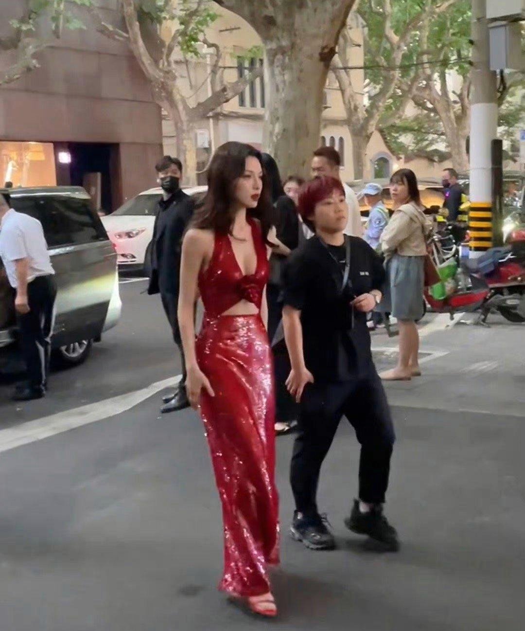 钟楚曦说因为太瘦了嘛？后背还得垫点纸 ​​​