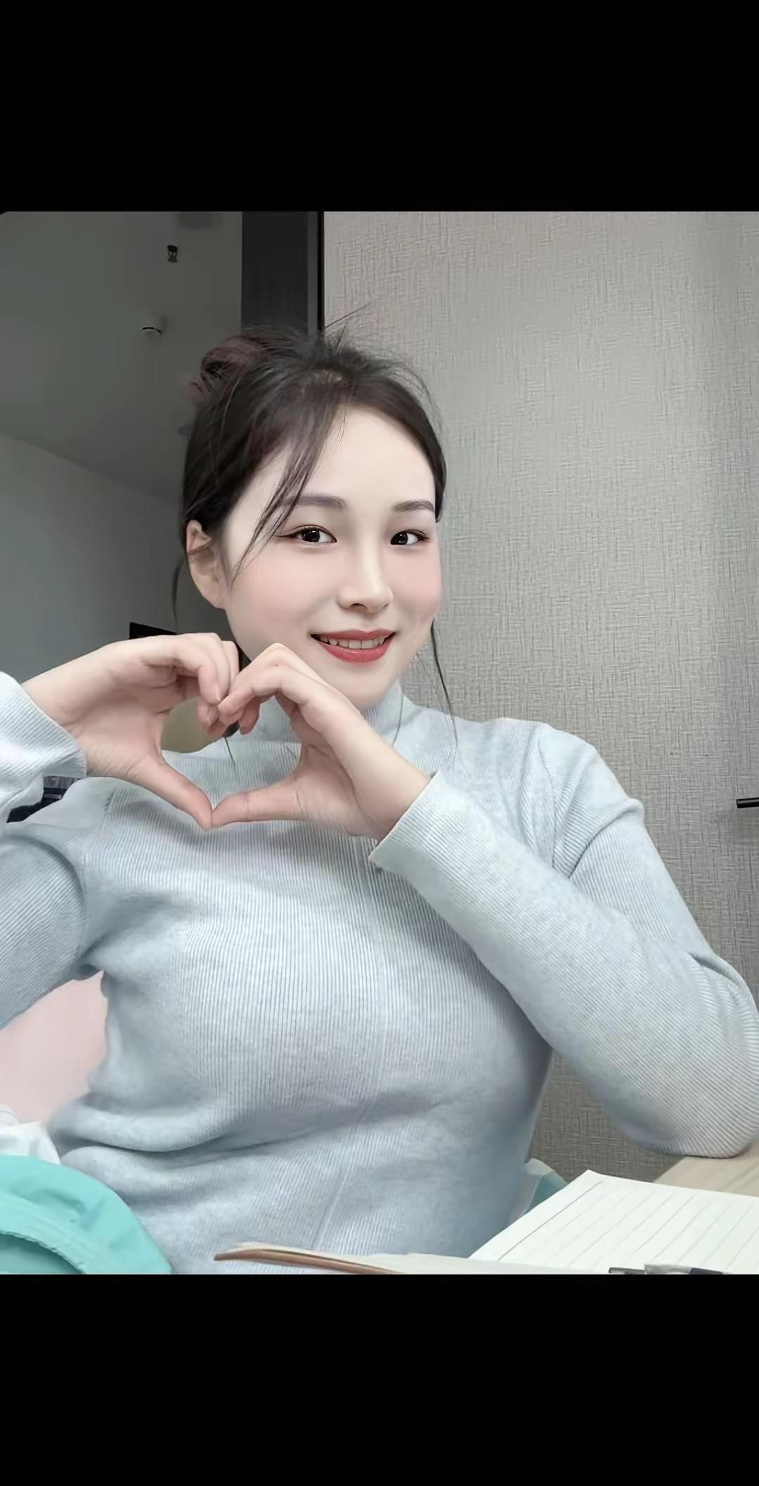 她们在职场独当一面，有着丰富的经验和智慧，处理问题游刃有余。生活里，她们把家庭经