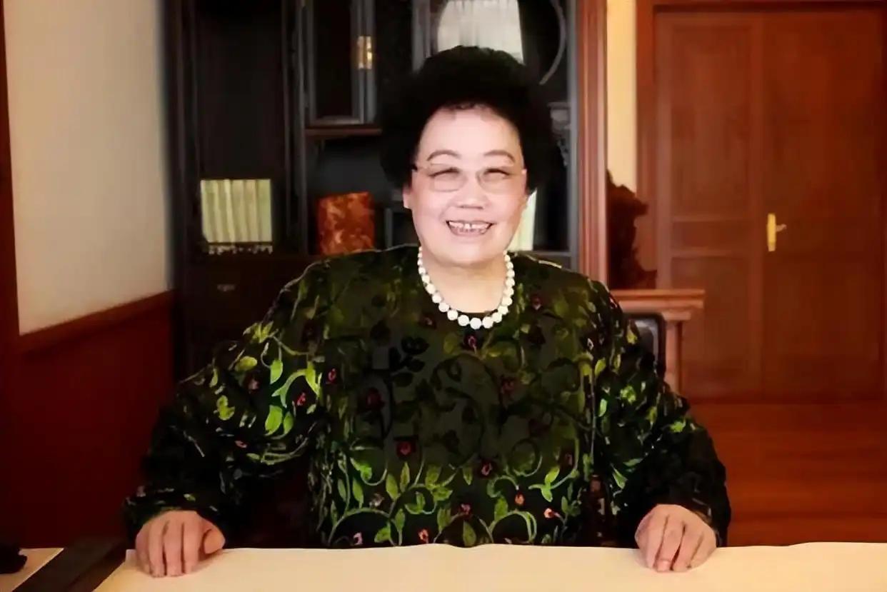 身价千亿的陈丽华走了，
她不是死于高龄也不是死于贫穷，更不是死于折腾，而是死于疾