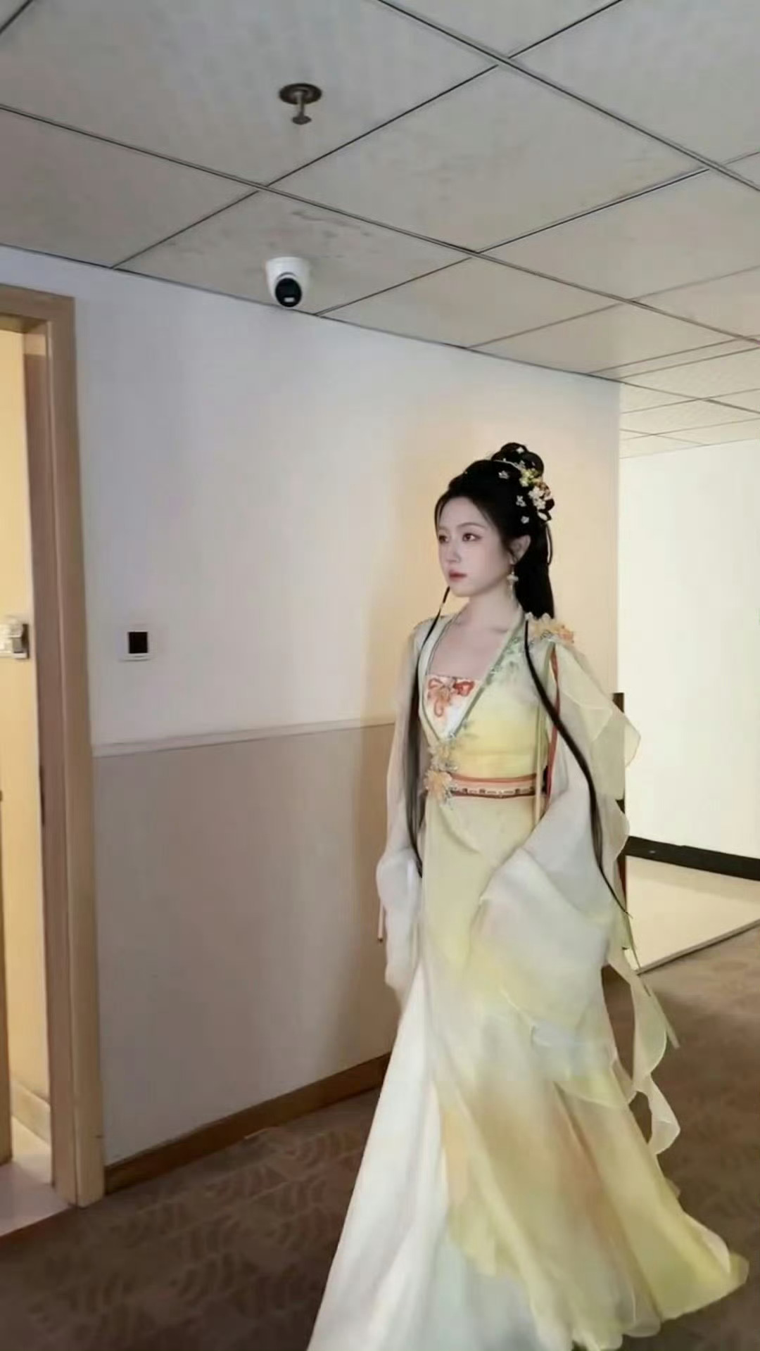 李兰迪千夜奇谭路透网页链接 李兰迪千夜奇谭路透好美，浅黄古装温婉动人，妆造和角色